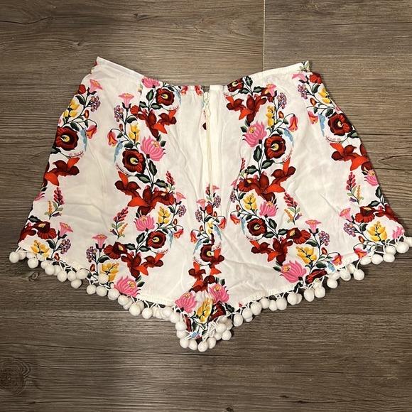 Show Me Your MuMu White Floral Short | Size XS - Picture 3 of 3